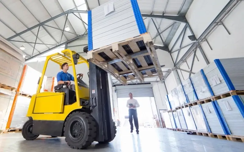 Volet pratique de la formation chariot élévateur en milieu de travail