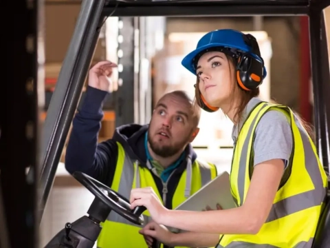 Formateur SFSST avec des employés en entreprise