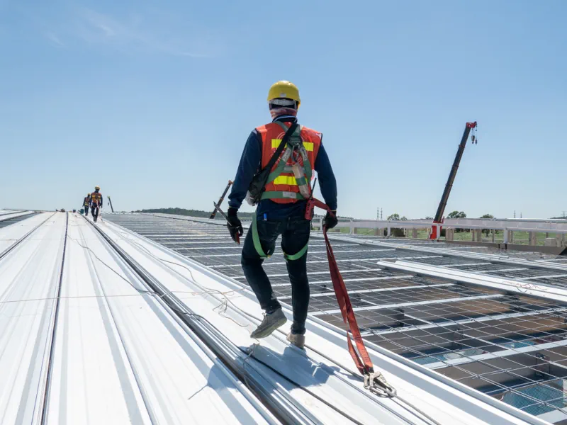 Travailleur en hauteur équipé d'un harnais de sécurité